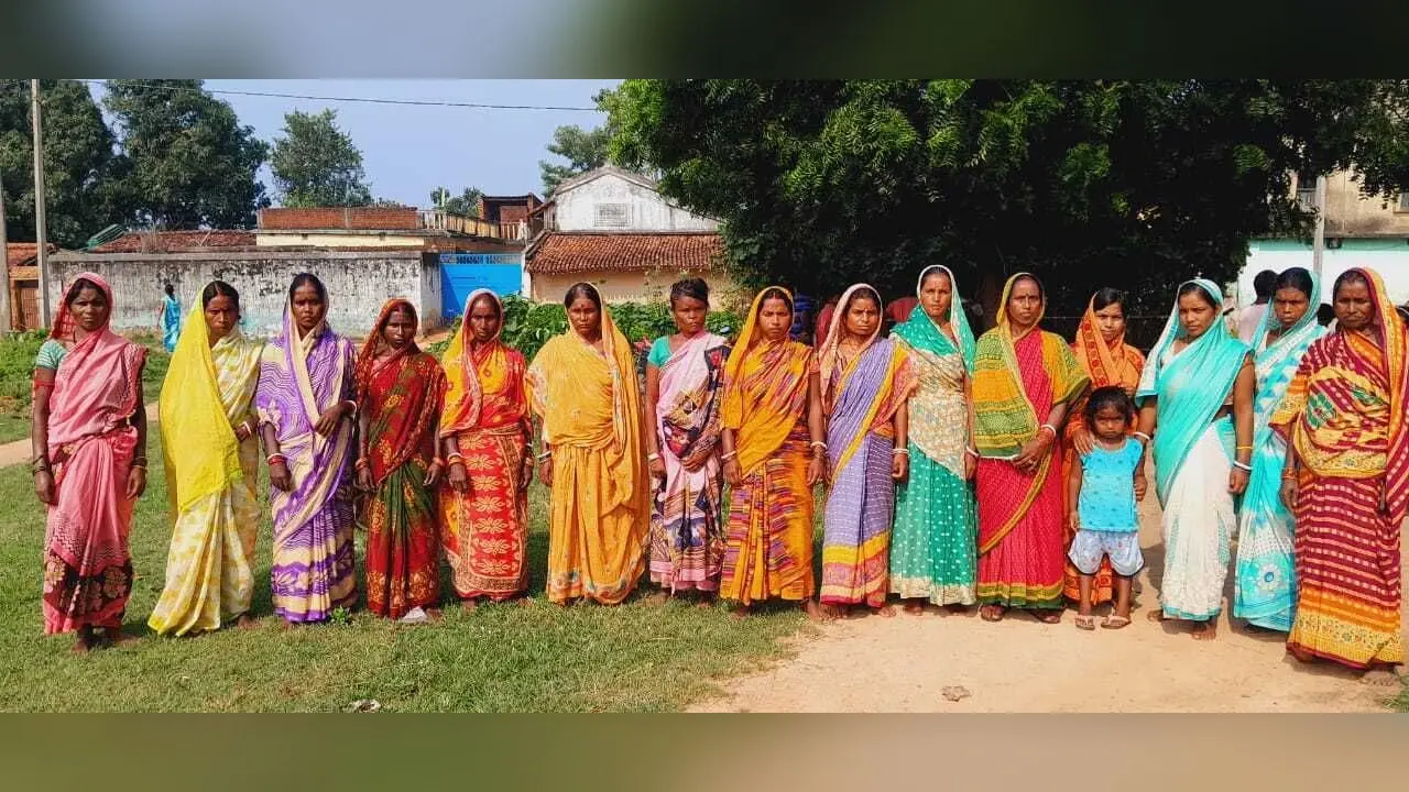 ठाढ़ी पंचायत की महिलाओं ने वर्तमान व पूर्व मुखिया के खिलाफ किया प्रदर्शन, लगाये गंभीर आरोप
