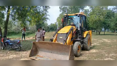 Dhanbad News:वन भूमि में मिट्टी काटते जेसीबी जब्त, दो गिरफ्तार