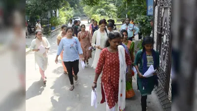 Dhanbad News : नथुनी नहीं खुली तो नाक पर चिपकाया गया टेप