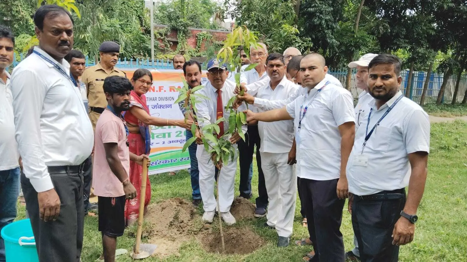 स्टेशन में लगाये कई फलदार व छायादार पौधे