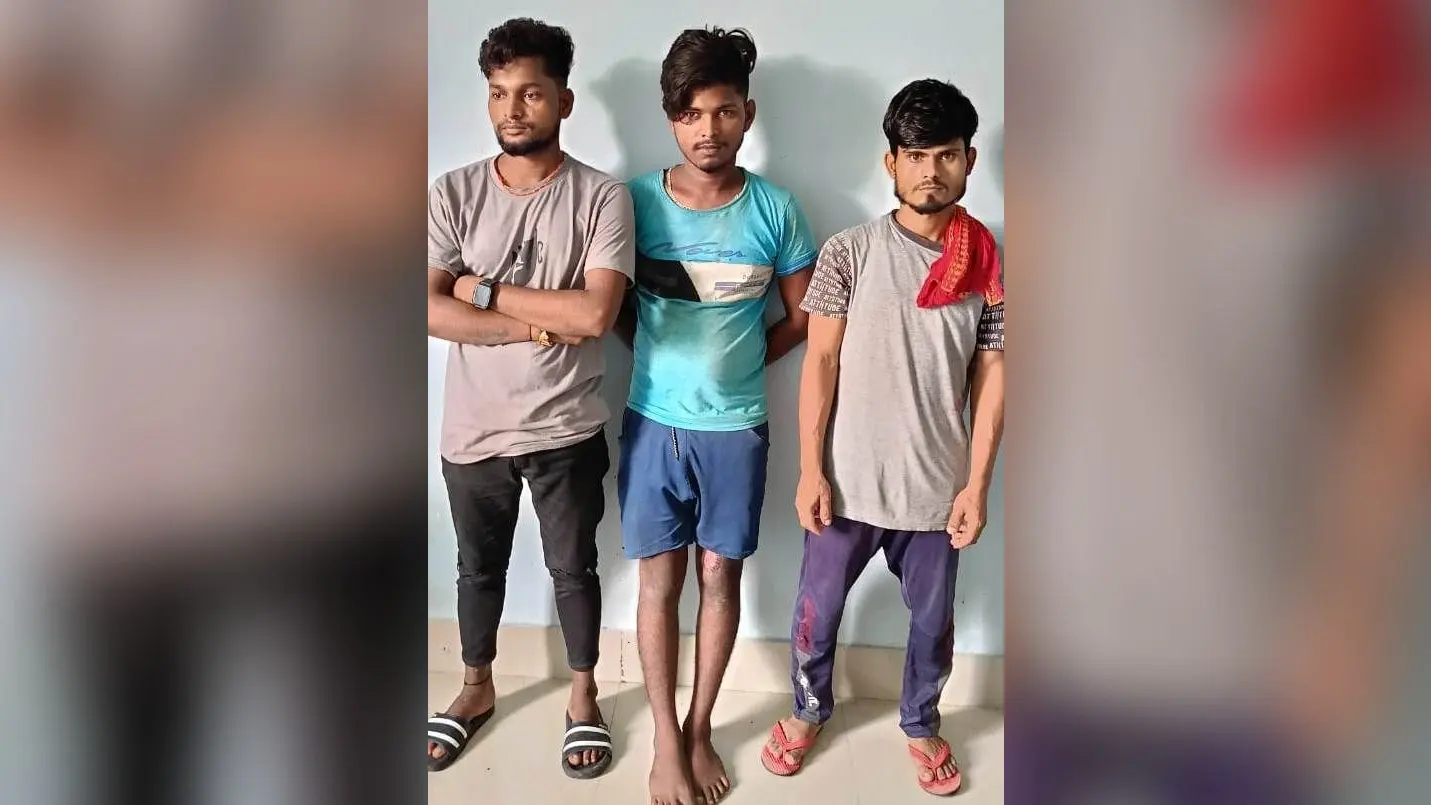 धनकुंड पुलिस ने चोरी की बाइक के साथ तीन युवक को किया गिरफ्तार