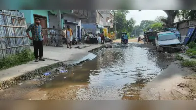 सड़क पर जमा है नाले का गंदा पानी, दुर्गंध से परेशानी