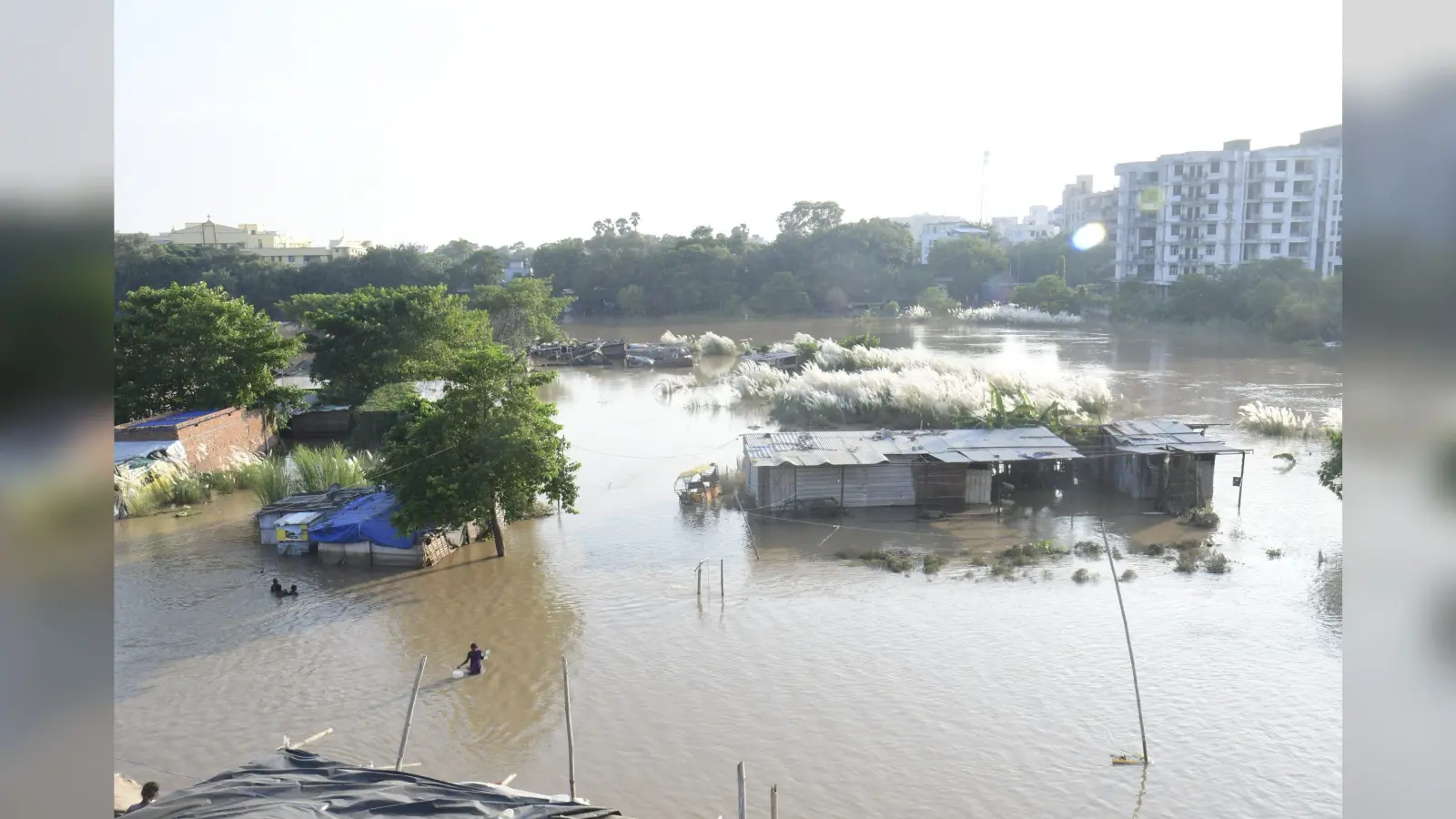 पटना में गंगा के जल स्तर में कमी, पर अब भी लाल निशान से ऊपर