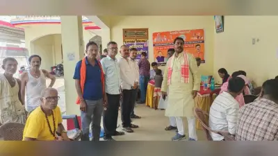 स्वास्थ्य शिविर में लोगों का बनाया गया आयुष्मान कार्ड