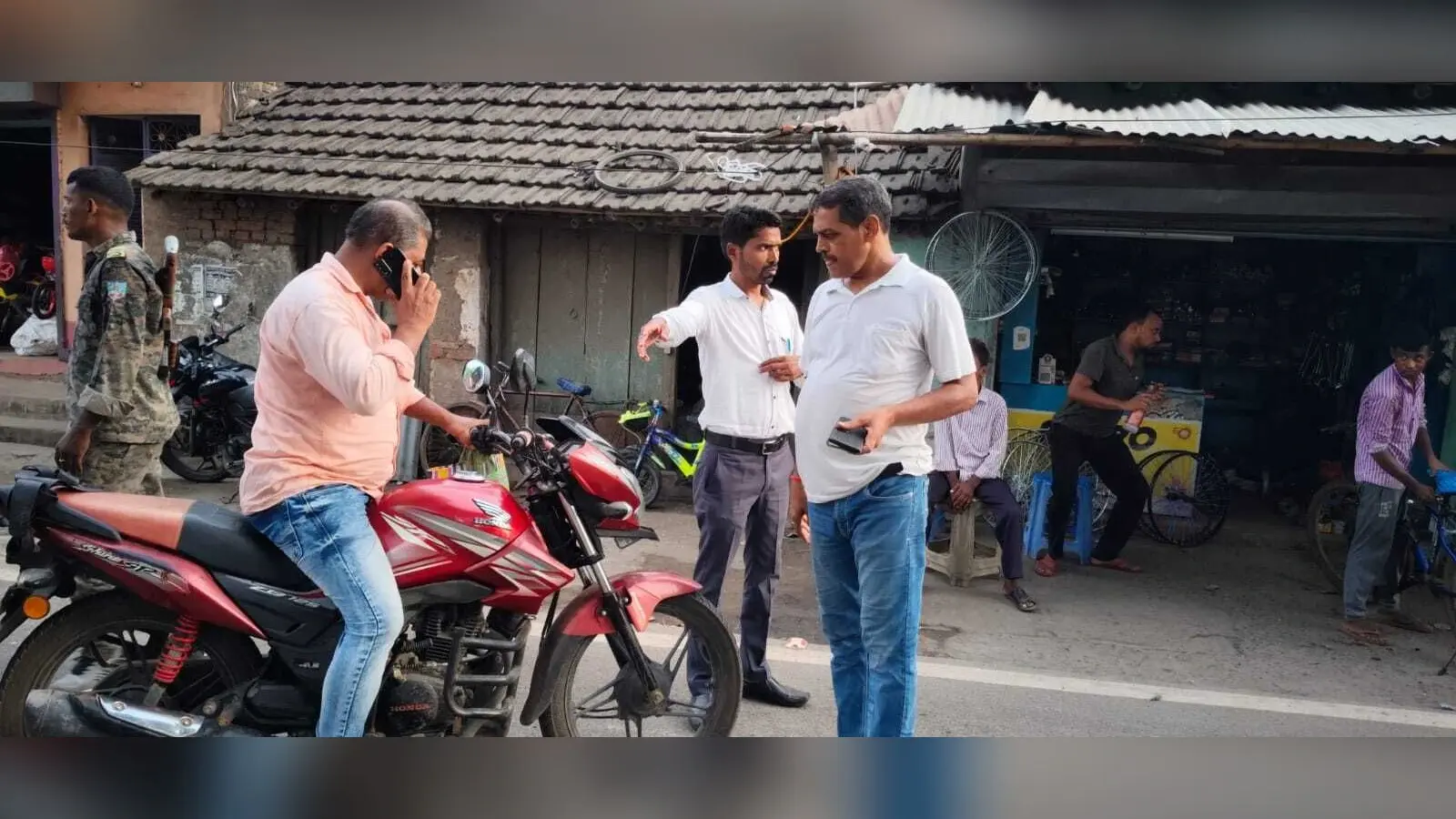 बिना हेलमेट के बाइक चालकों वसूले गये 24 हजार रुपये