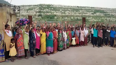Jamshedpur News : ग्रामीणों ने टेलिंग पॉन्ड के सामने किया विरोध-प्रदर्शन, अनिश्चितकाल के लिए काम कराया बंद