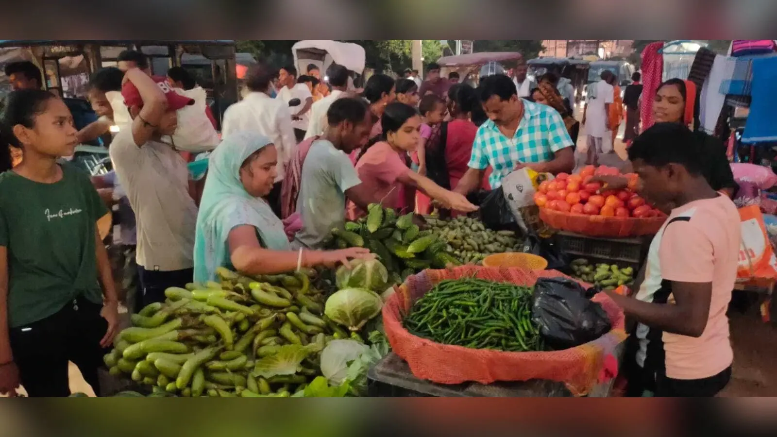 जिउतिया की खरीदारी को लेकर बाजार रहा गुलजार, देर शाम तक मार्केट में होती रही खरीदारी.
