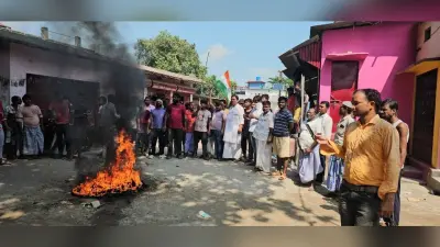विद्युत विभाग के खिलाफ विशनपुर बाजार में सड़क पर टायर जलाकर लोगों ने किया प्रदर्शन