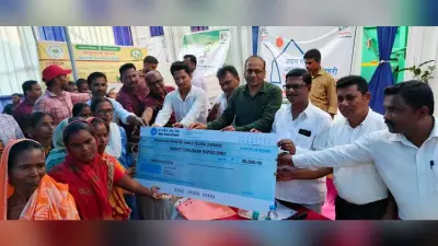 लाभुकों के बीच आवास योजना का चेक वितरित
