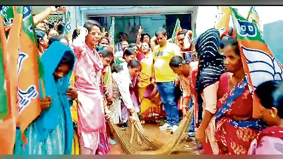 आसनसोल साउथ थाने में महिला मोर्चा का शुद्धिकरण अभियान