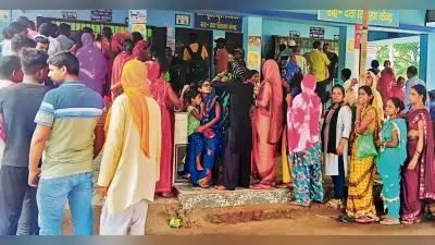 SARAN NEWS : सदर अस्पताल में आठ बजे से ही रजिस्ट्रेशन के लिए लग रही कतार