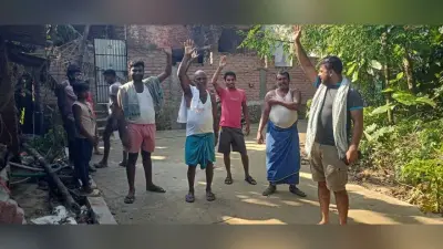 निर्माण के 20 दिन बाद ही टूट गयी सड़क, ग्रामीणों ने किया प्रदर्शन