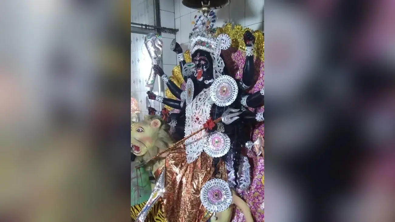 कुम्हारटोली में मां दुर्गा की प्रतिमा में होता है देवी काली का दर्शन