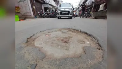 लापरवाही ::: कलेक्ट्रेट से लेकर बैंक रोड तक के सरपट सड़क पर सीवरेज का जानलेवा गड्ढा