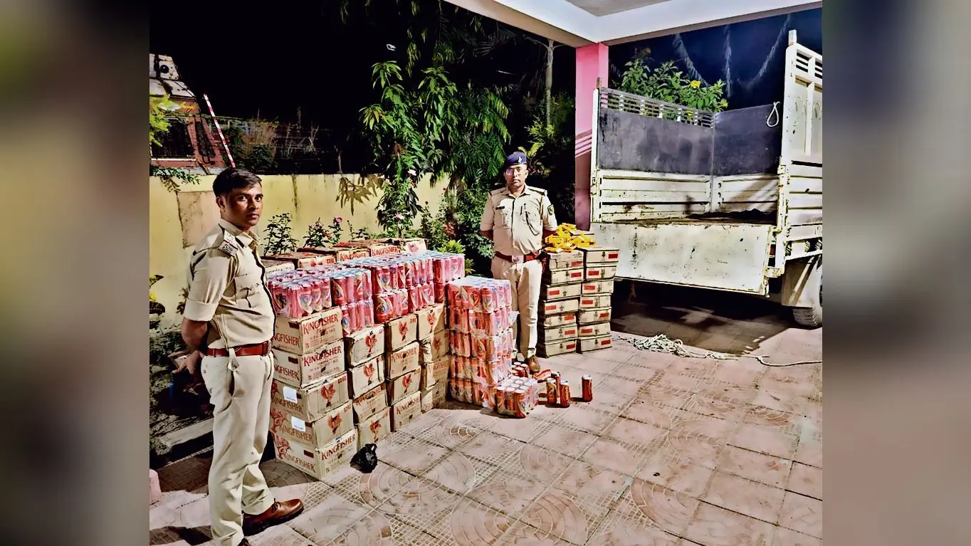 Gopalganj News : उत्तर प्रदेश से विदेशी शराब की खेप लेकर जा रहा पिकअप नीलगाय से टकराया, तस्कर की गयी जान