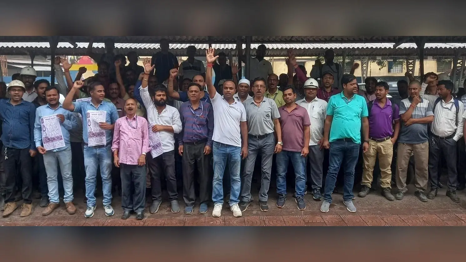 Bokaro News: प्रोडक्शन रीलेटेड पे के लिए झमाझम बारिश में एसएमएस-01 के कर्मियों ने किया प्रदर्शन