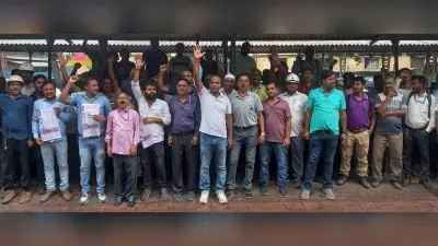 Bokaro News: प्रोडक्शन रीलेटेड पे के लिए झमाझम बारिश में एसएमएस-01 के कर्मियों ने किया प्रदर्शन
