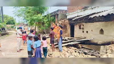 दबंगों ने जेसीबी से पांच घर के आगे बने छप्पर को तोड़ा