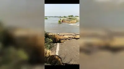 पुल बहने के बाद नाव के सहारे 40 हजार आबादी, दियारावासी परेशान