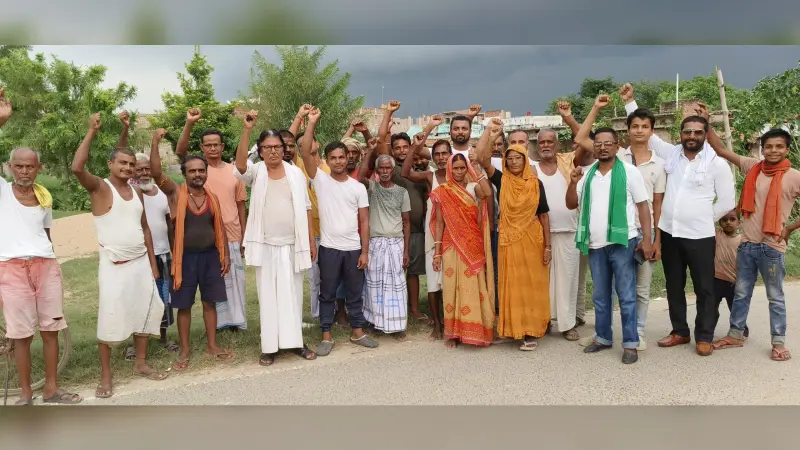 Darbhanga News : स्मार्ट मीटर लगाने का किया विरोध तो जेइ ने काट दी आधा गांव की बिजली