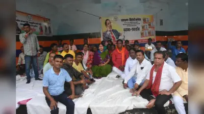DHANBAD NEWS : कांग्रेस नेता राहुल गांधी के बयान के खिलाफ भाजपा एससी मोर्चा ने दिया धरना