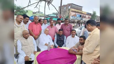 चौपारण में हो रही सड़क दुर्घटना को लेकर धरने पर बैठे यशवंत सिन्हा