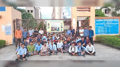 छात्रों ने प्रभारी प्राचार्य के विरुद्ध की नारेबाजी