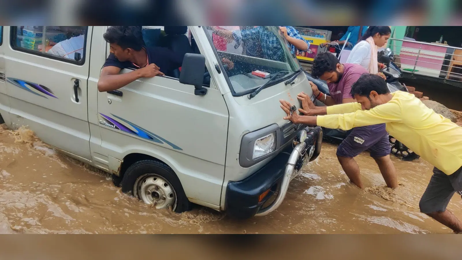 Giridih News: सरिया नगर पंचायत की सड़कें हुई जलमग्न