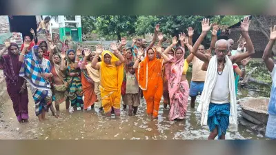 बाढ़ राहत सामग्री नहीं मिलने पर ग्रामीणों ने व्यक्त किया आक्रोश