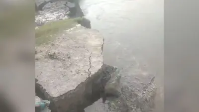 Darbhanga News : कोसी नदी तेजी से कर रही कटाव, ब्रहमोतरा सड़क का वजूद संकट में