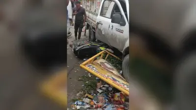 अनियंत्रित पिकअप ने दुकान में मारी टक्कर, दो घायल, दो बाइक क्षतिग्रस्त