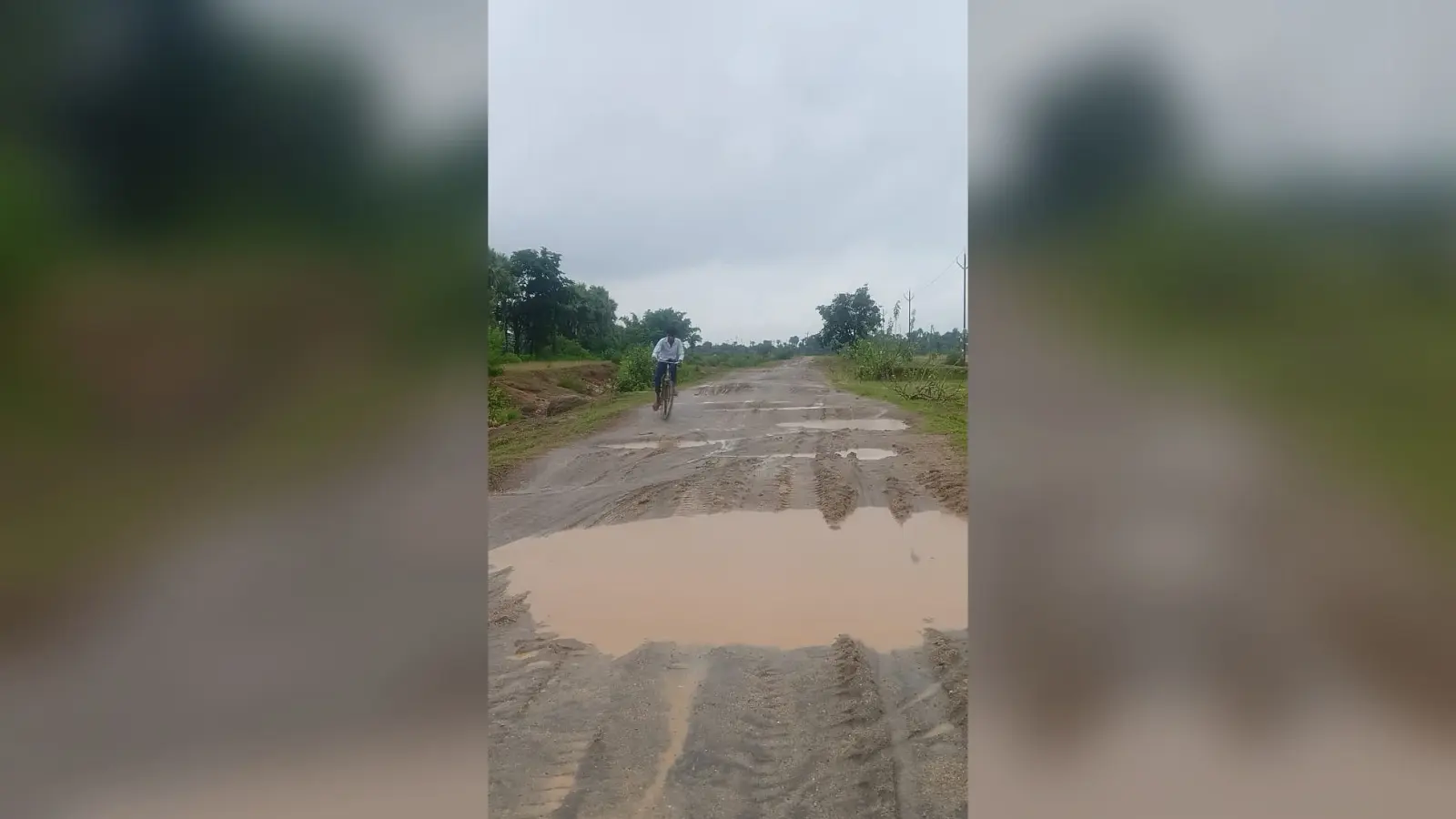 कच्ची सड़क की वजह से बारिश के दिनों में छात्रों का पढ़ाई हो जाता है बाधित