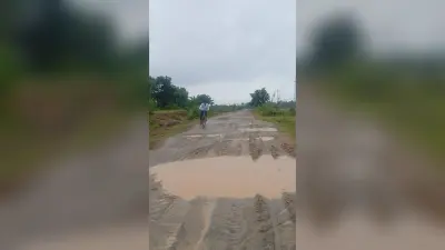 कच्ची सड़क की वजह से बारिश के दिनों में छात्रों का पढ़ाई हो जाता है बाधित