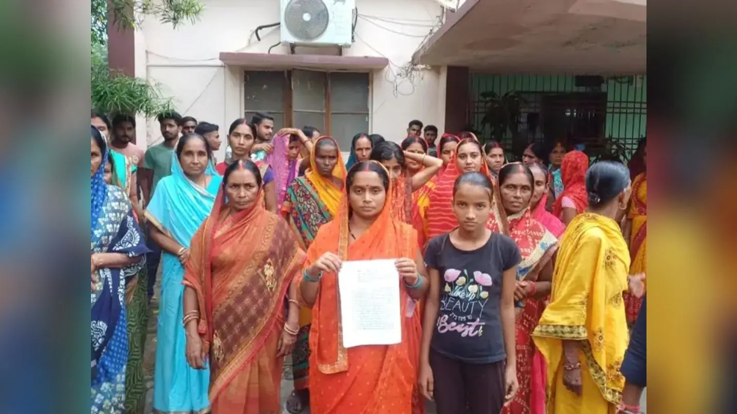 मारपीट को लेकर महिलाओं ने एसडीपीओ को दिया आवेदन