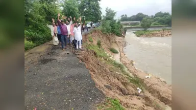 बारिश से निर्माणाधीन ग्रामीण सड़क का तीन हिस्सा लोहागढ़ नदी में समाया