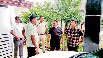 होटल व्यवसायी के घर पर अराजक तत्वों का हमला