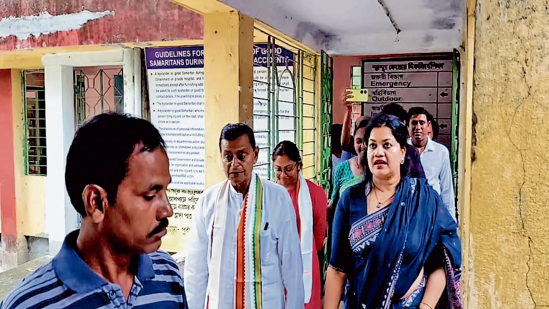 मंत्री स्वपन देबनाथ ने किया देगछिया अस्पताल का दौरा