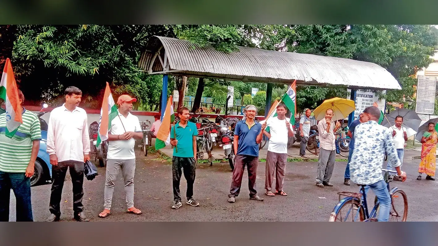 बोनस सहित विभिन्न मुद्दों को लेकर एएसपी गेट के समीप इंटक का प्रदर्शन