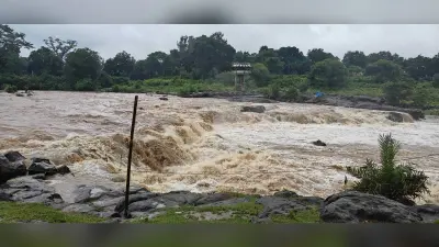 पिछले दो दिनों से हो रही बारिश से जिले की नदियां उफान पर, जनजीवन हुआ अस्त-व्यस्त
