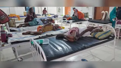वार्डों में छत से टपक रहा बारिश का पानी