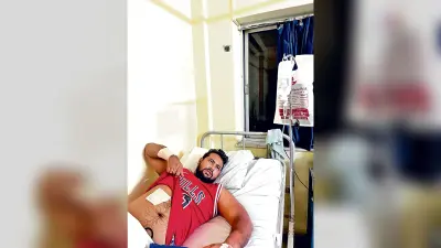 डॉक्टर को बचाने आये दो युवकों पर जानलेवा हमला