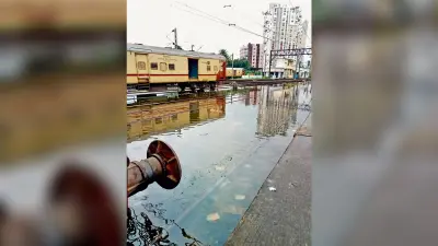 बारिश से ट्रेनों की रफ्तार को लगा ब्रेक