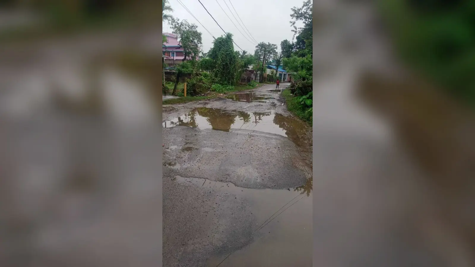 उग्रतारा मंदिर जाने वाली सड़क हुई जर्जर, मरम्मत की मांग