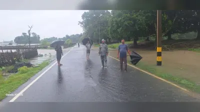 मुख्य मार्ग पर बह रहा बाढ़ का पानी, राहगीर परेशान