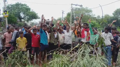 जलजमाव से निजात के लिए ग्रामीणों ने किया सड़क जाम, पीडब्लूडी विभाग के खिलाफ की नारेबाजी