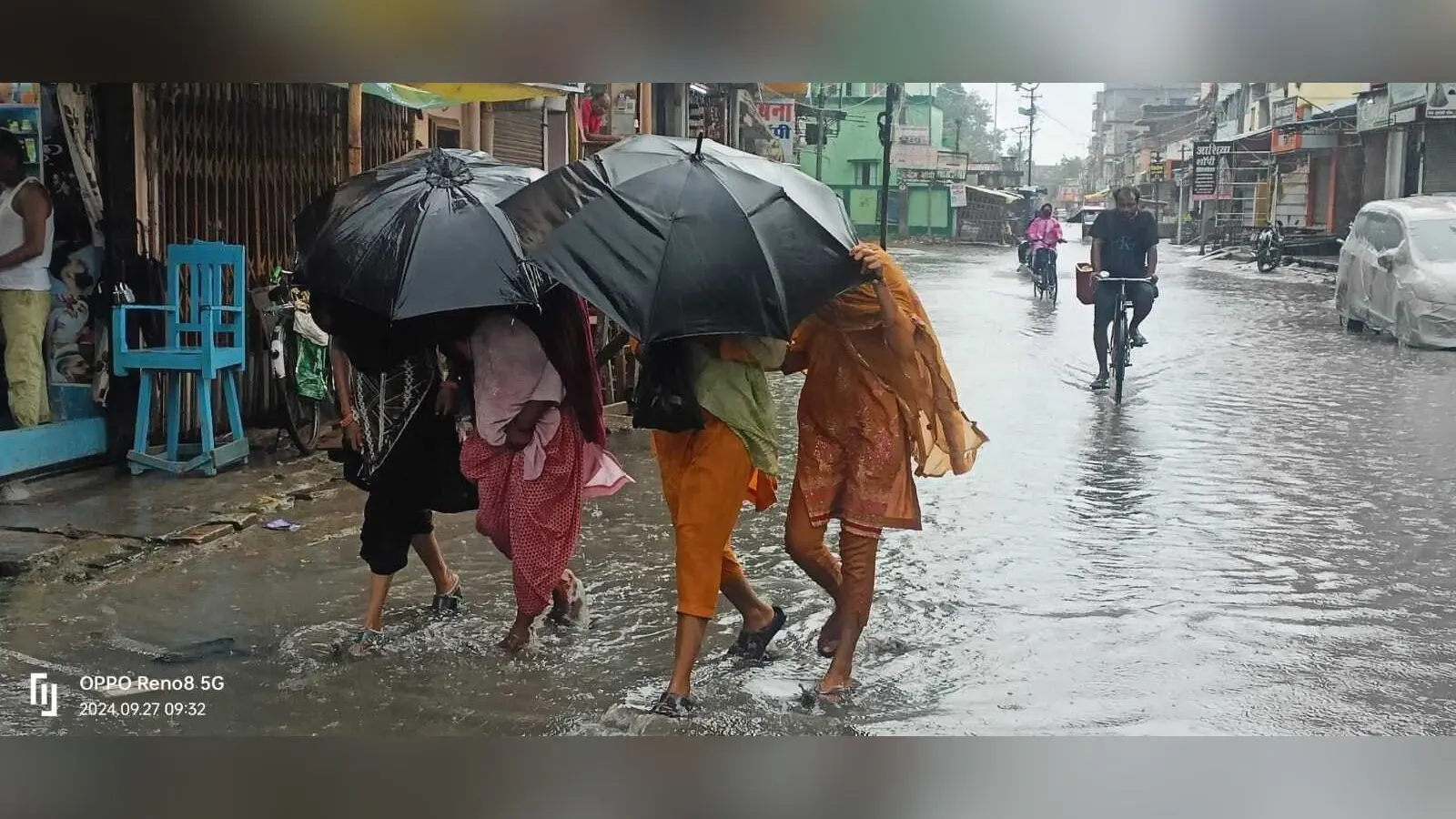 लगातार हो रही बारिश से जन जीवन अस्त व्यस्त, प्रशासनिक लापरवाहियां दे रहीं हादसों को दावत