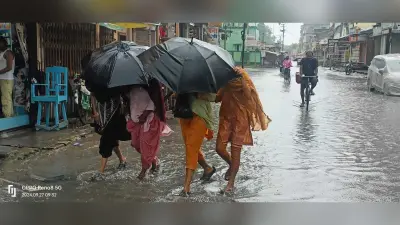 लगातार हो रही बारिश से जन जीवन अस्त व्यस्त, प्रशासनिक लापरवाहियां दे रहीं हादसों को दावत