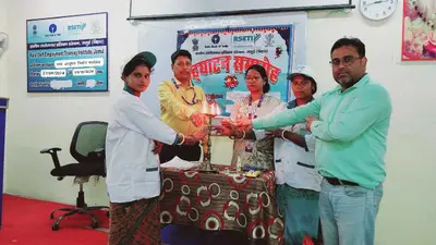 वस्त्र व आभूषण निर्माण की बारीकी सीख स्वावलंबी होंगी महिलाएं