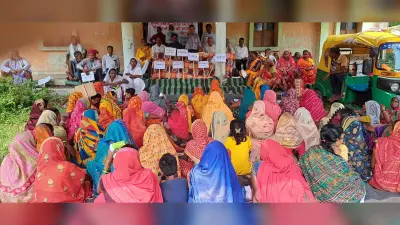 रेलवे लाइन के प्रस्तावित रूट को बदलने के लिए ग्रामीणों ने दिया धरना, कहा