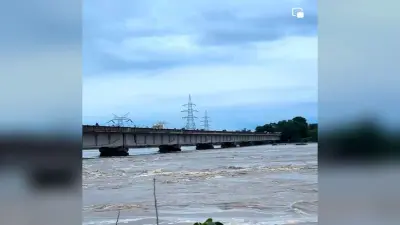 डीएम बाढ़ ग्रस्त क्षेत्रों को ले रहे जायजा, लोगों को सुरक्षित स्थानों पर पहुंचाने का किया जा रहा कार्य